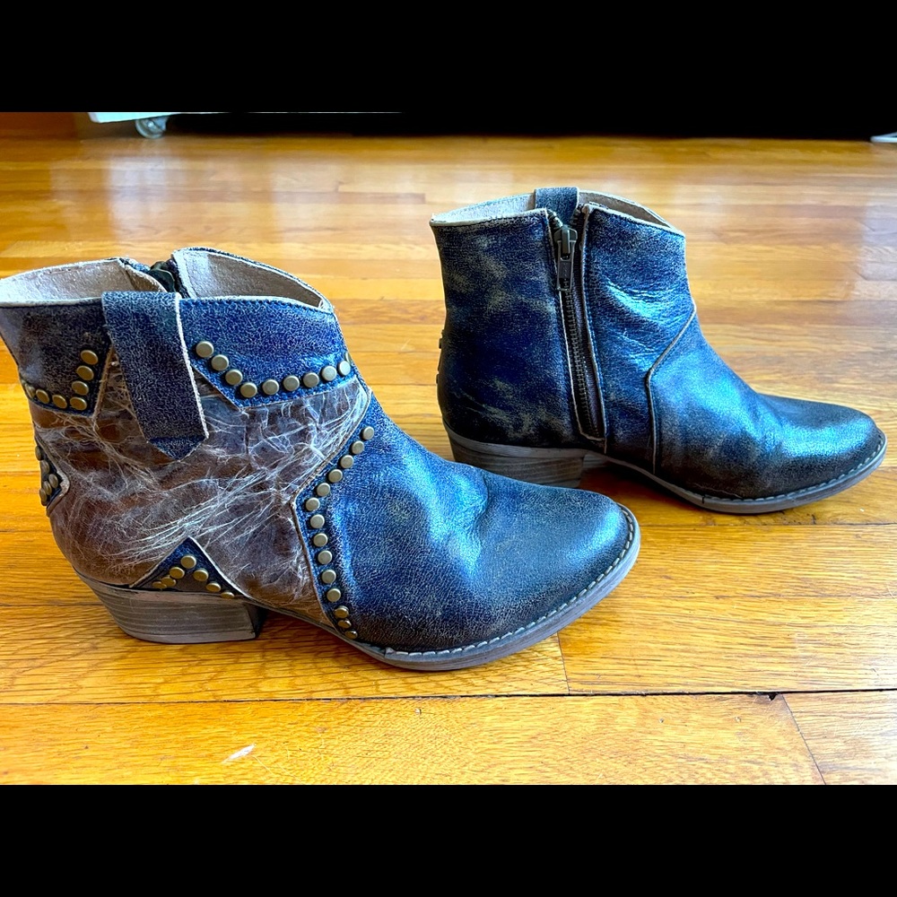 Circle G women’s low boots made in Mexico. Size 10